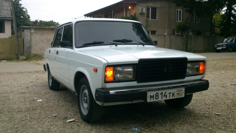 ВАЗ 2107 белая заниженная