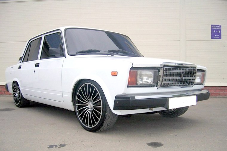 Белая ВАЗ 2107 MCA Style