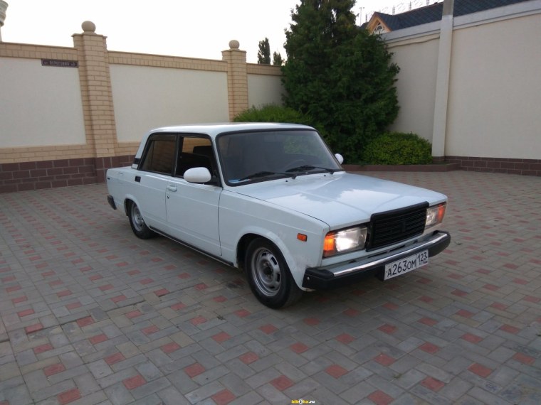 Семерка ВАЗ 2107 белая