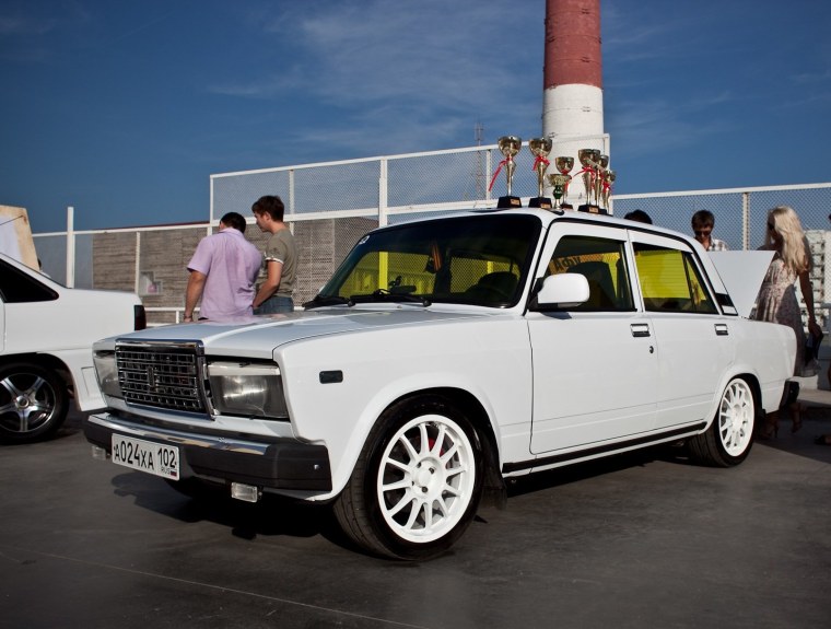 Белая 2107 на сликах