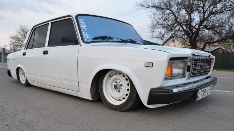 ВАЗ 2107 белая тонированная на штампах