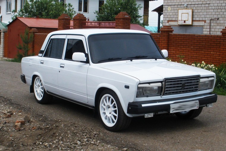 Семерка ВАЗ 2107 белая