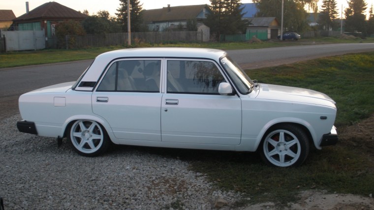 ВАЗ 2107 опер стайл белая