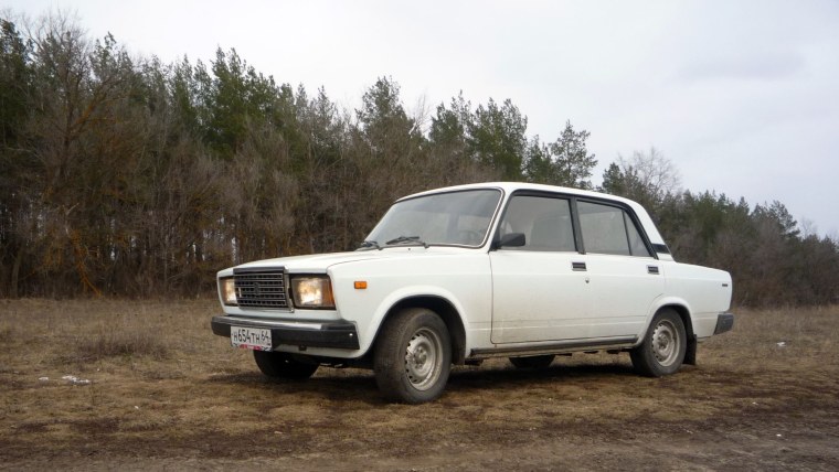 Семерка ВАЗ 2107 белая