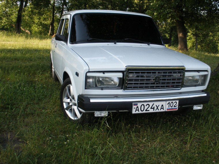 ВАЗ 2107 белая без бамперов