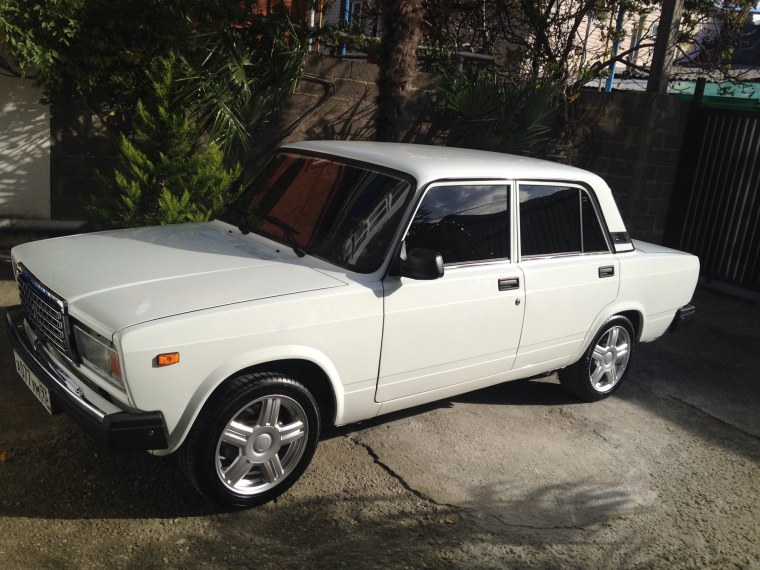 ВАЗ 2107 белая тонированная зима