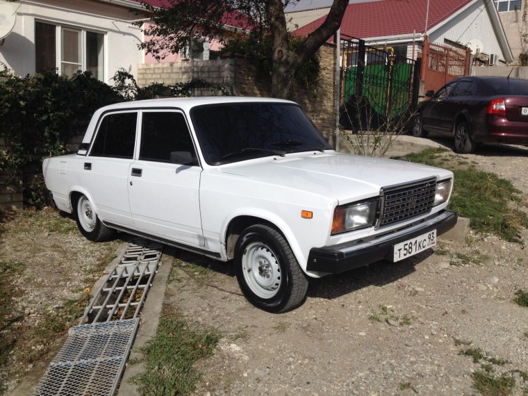 Белая машина в деревне