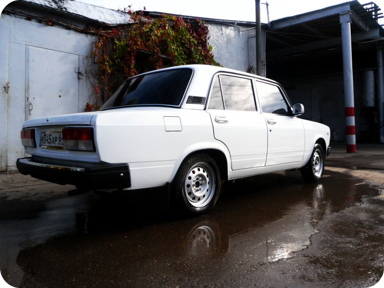 Семерка ВАЗ 2107 белая