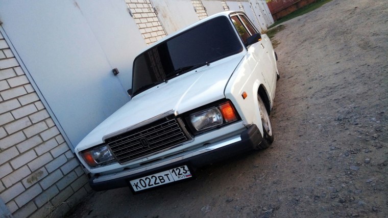 Белая ВАЗ 2107 на телефона