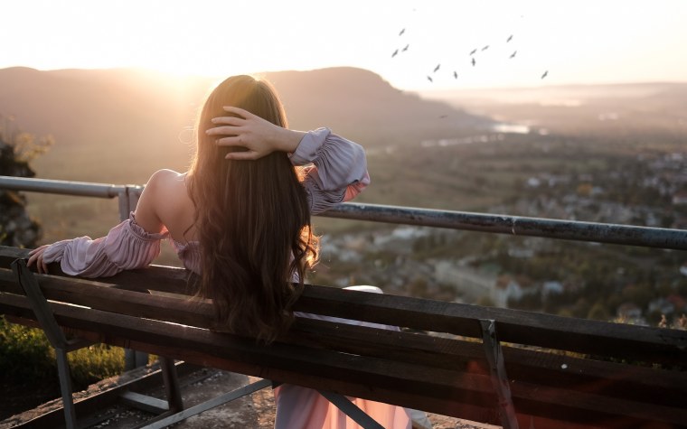 Девушка сидит спиной