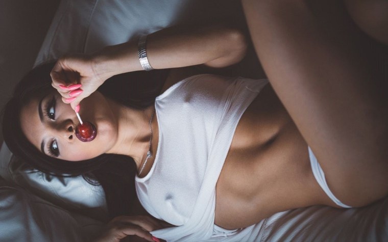 Девушка с чупачупсом