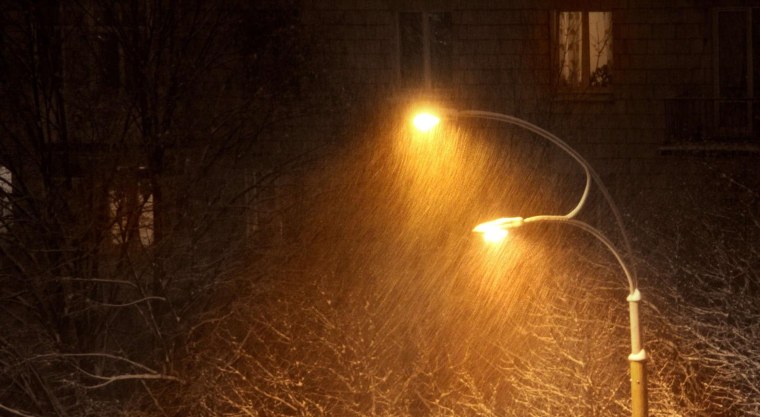 Красное свечение на черном фоне