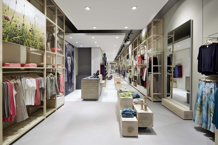 Развеска одежды в магазине