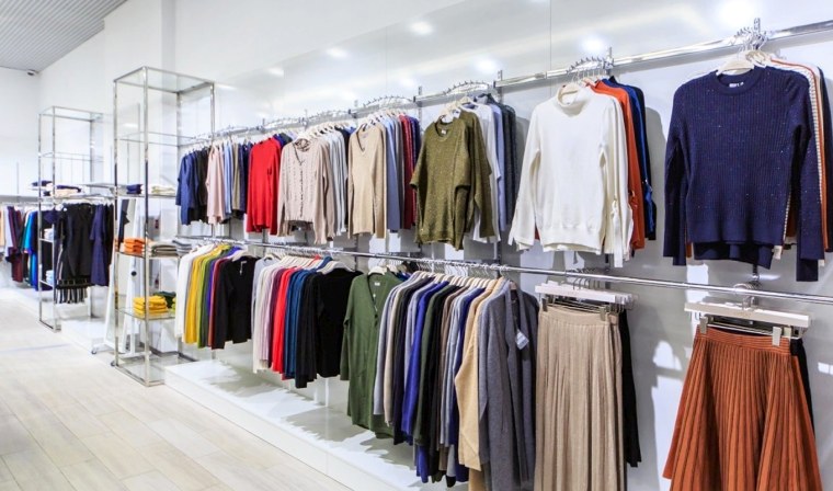 Интерьер магазина одежды