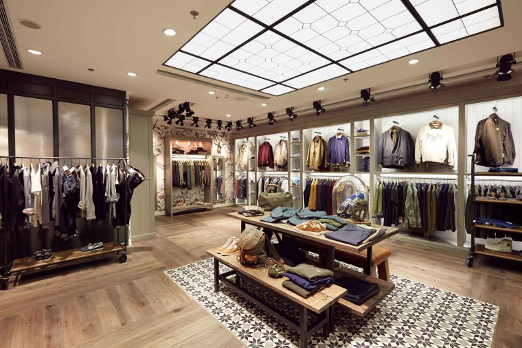 Интерьер магазина одежды