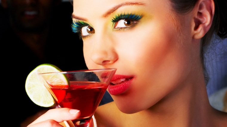 Девушка с коктейлем