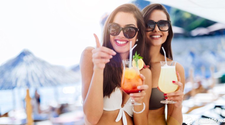 Девушка с коктейлем