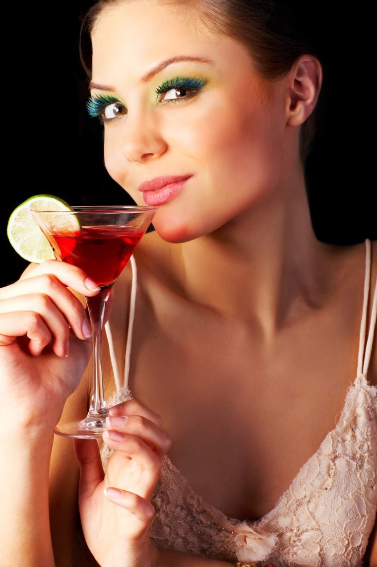 Девушка пьет смузи