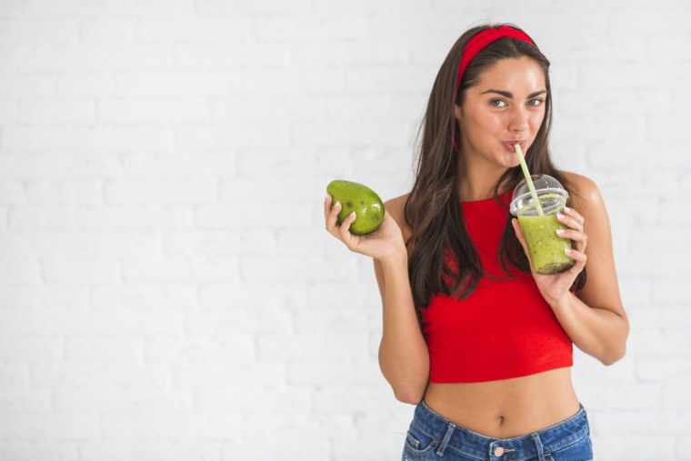 Девушка с коктейлем