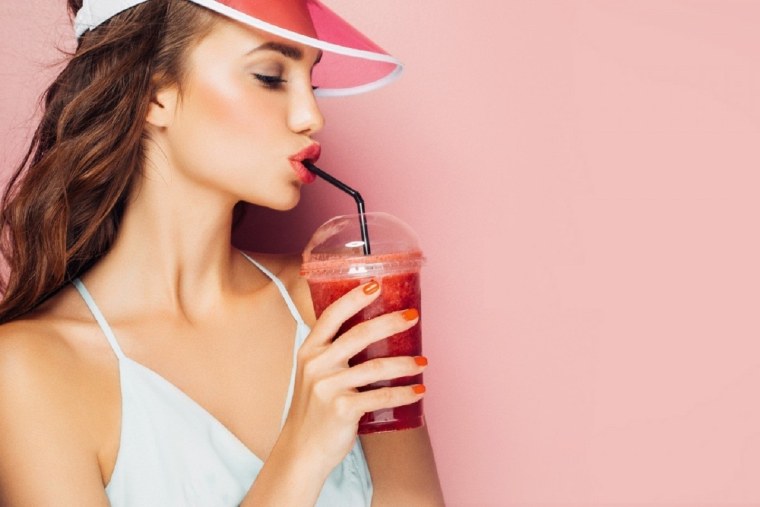 Девушка пьет коктейль