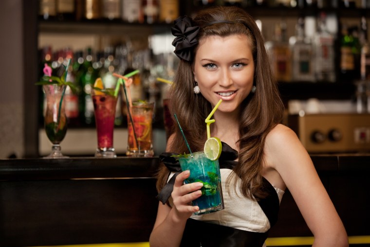 Красивая девушка с коктейлем