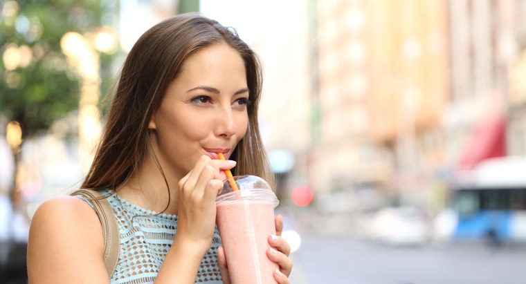 Девушка с зеленым смузи