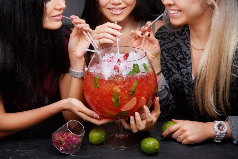 Девушка с коктейлем на пляже