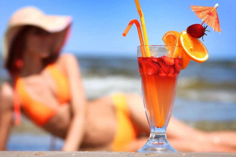 Девушка пьет смузи