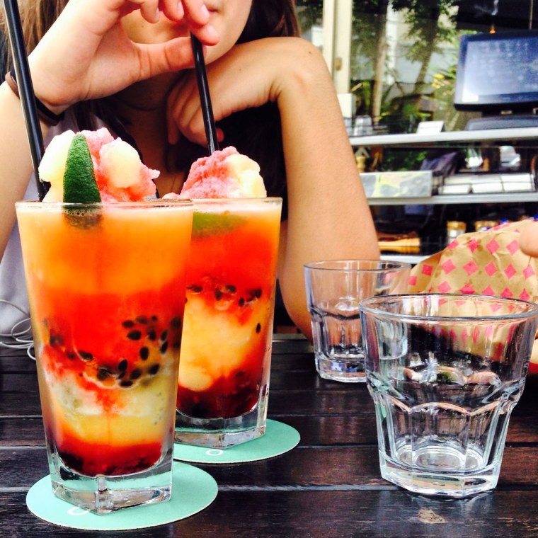 Девушка с коктейлем