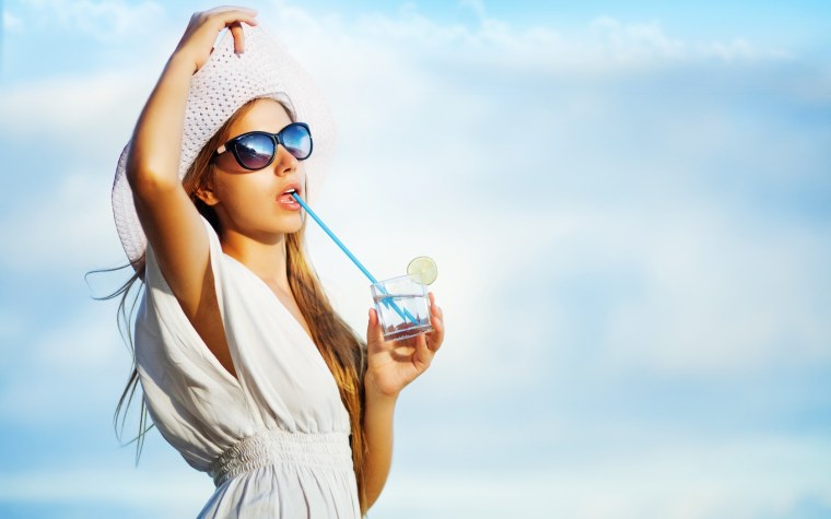 Девушка пьет сок