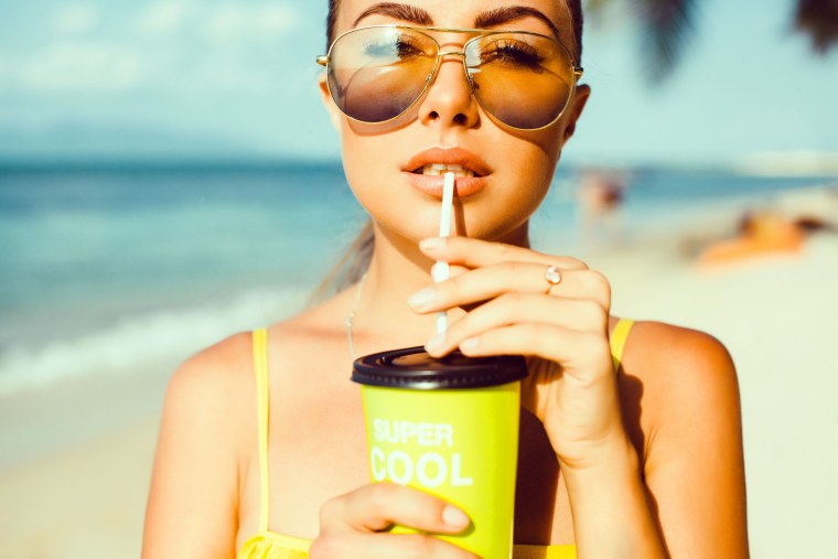 Девушка с коктейлем