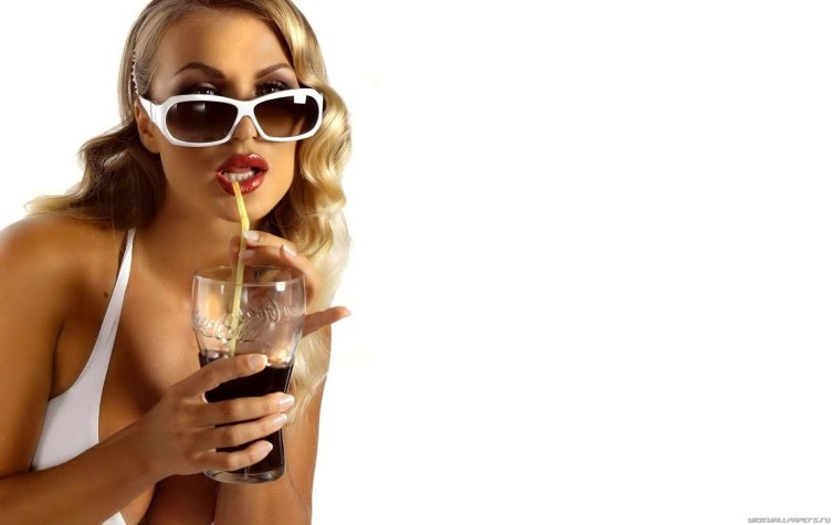 Красивая девушка с коктейлем