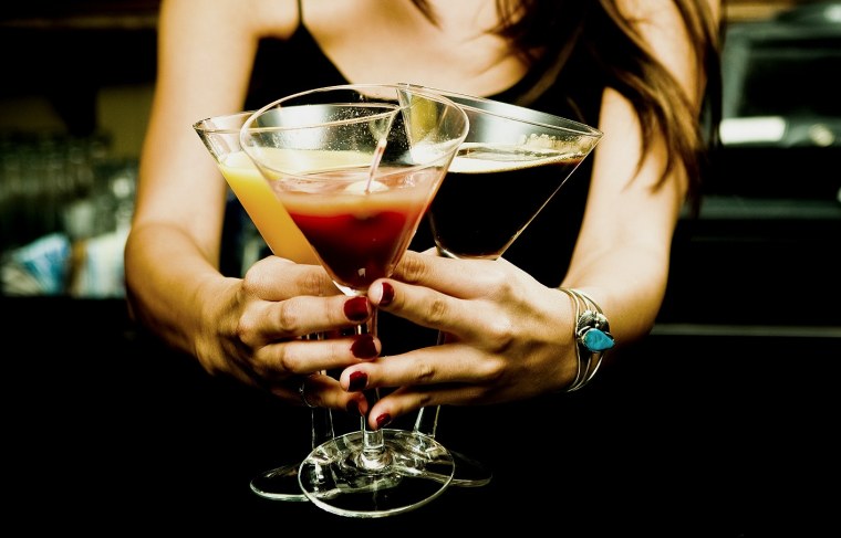 Девушка с коктейлем