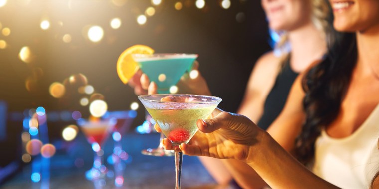 Девушка пьет коктейль