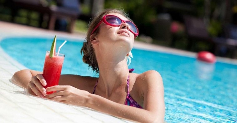 Девушка пьет из трубочки