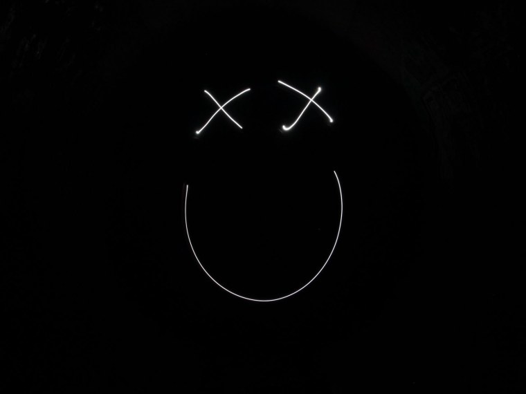 Смайлик на черном фоне