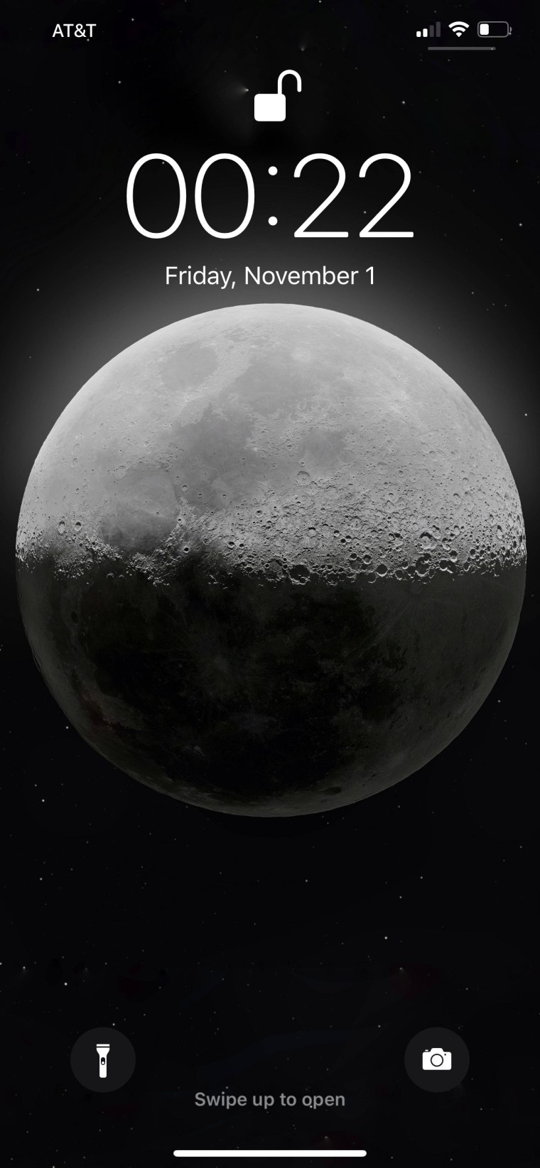 МКС на фоне Луны