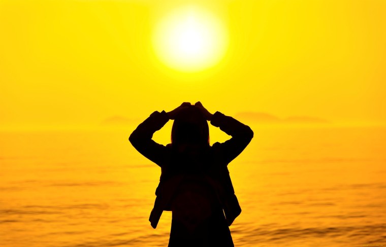 Сердце руками на закате