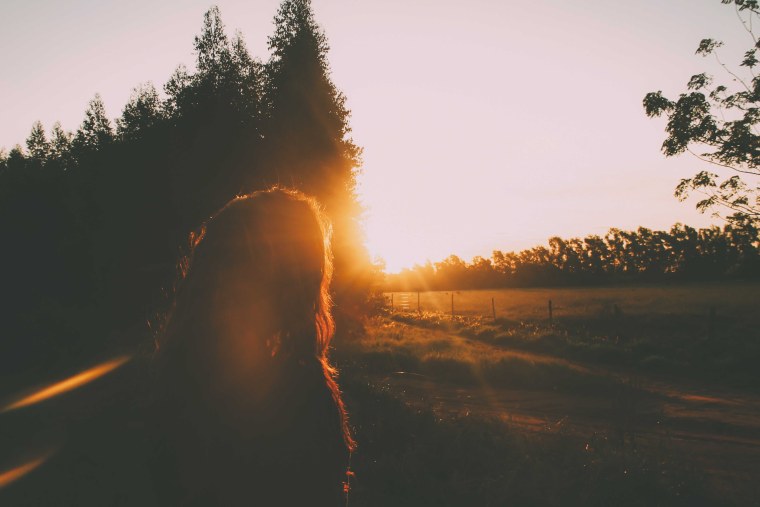 Человек в лучах солнца