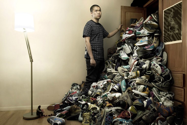 Человек в куче вещей