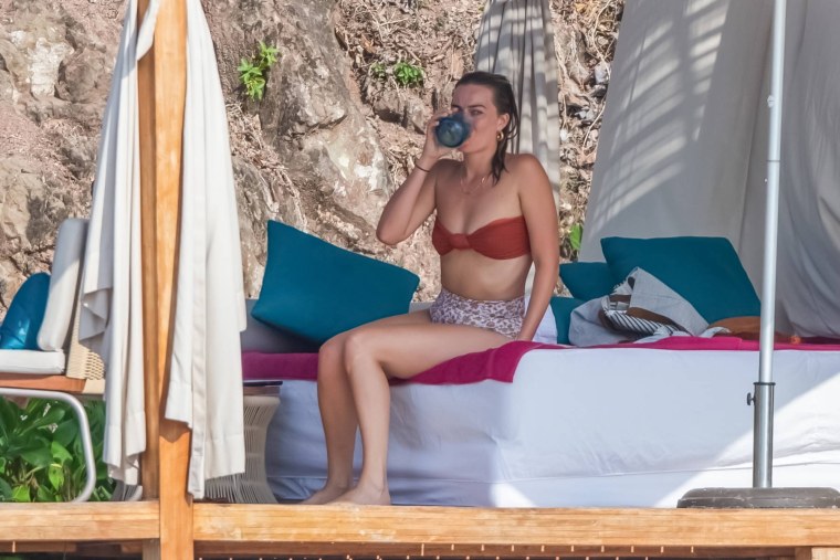 Марго Робби в ванне