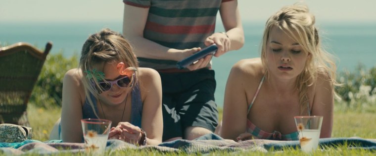 Красивая грудь Марго Робби