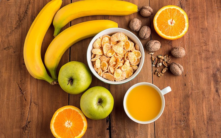 Фрукты на черном фоне