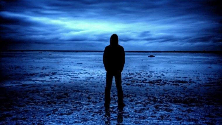 Одинокий парень с разбитым сердцем