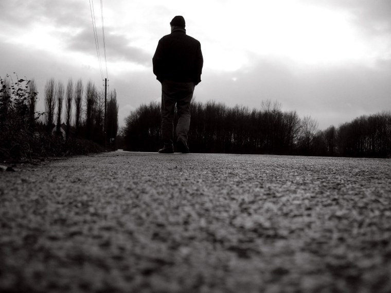 Человек в капюшоне спиной