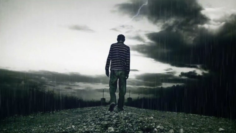 Парень показывает на небо