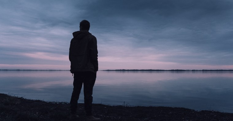 Одинокий человек на скамейке