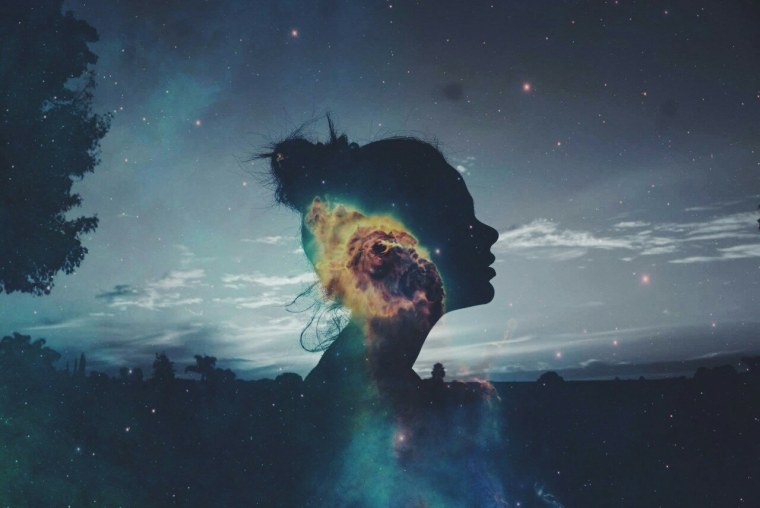 Девушка на фоне космоса