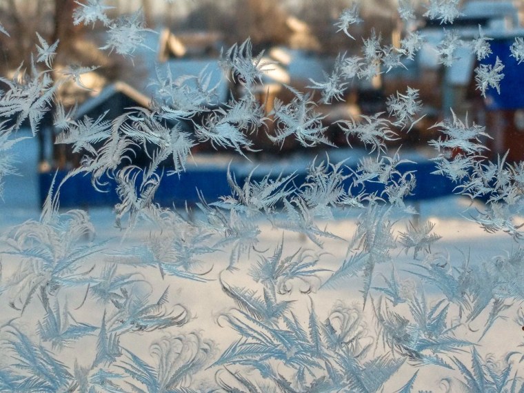 Морозные узоры на стекле