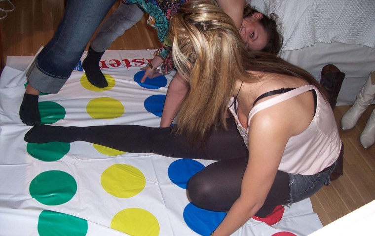 Девушки играют в твистер